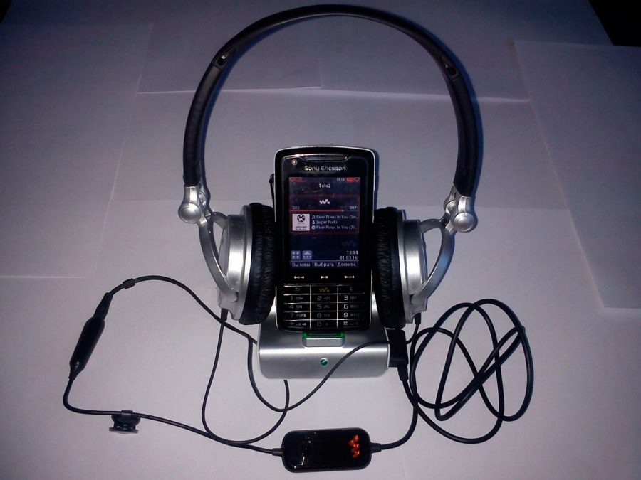 "Привет из прошлого": "музыкальный" смартфон Sony Ericsson W960i с подключенными через переходник обычными наушниками