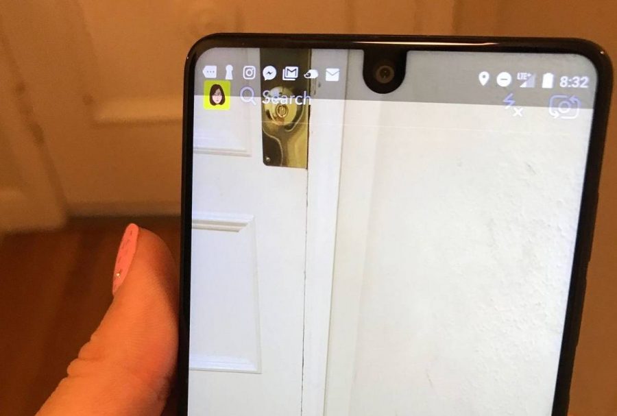 Приложение Snapchat на экране Essential Phone. Фото Mashable.